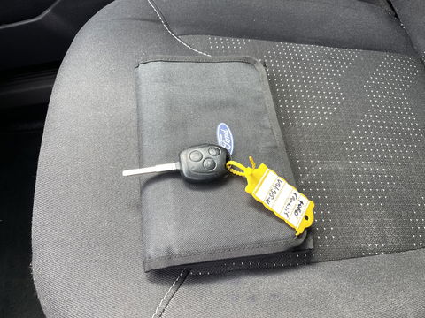 Ford Transit Courier 1.5 TDCI Limited / euro 6 diesel / bpm vrij / vaste prijs rijklaar € 8950 ex btw / airco / cruise / navigatie / grijs blauw metallic / parkeersensoren achter !