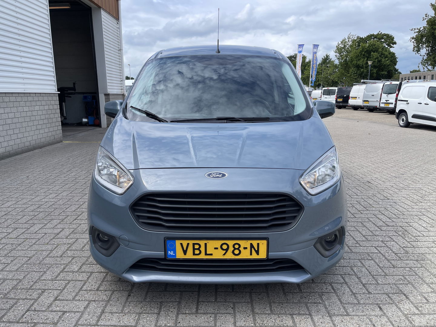 Ford Transit Courier 1.5 TDCI Limited / euro 6 diesel / bpm vrij / vaste prijs rijklaar € 8.950 ex btw / airco / cruise / navigatie / grijs blauw metallic / parkeersensoren achter !