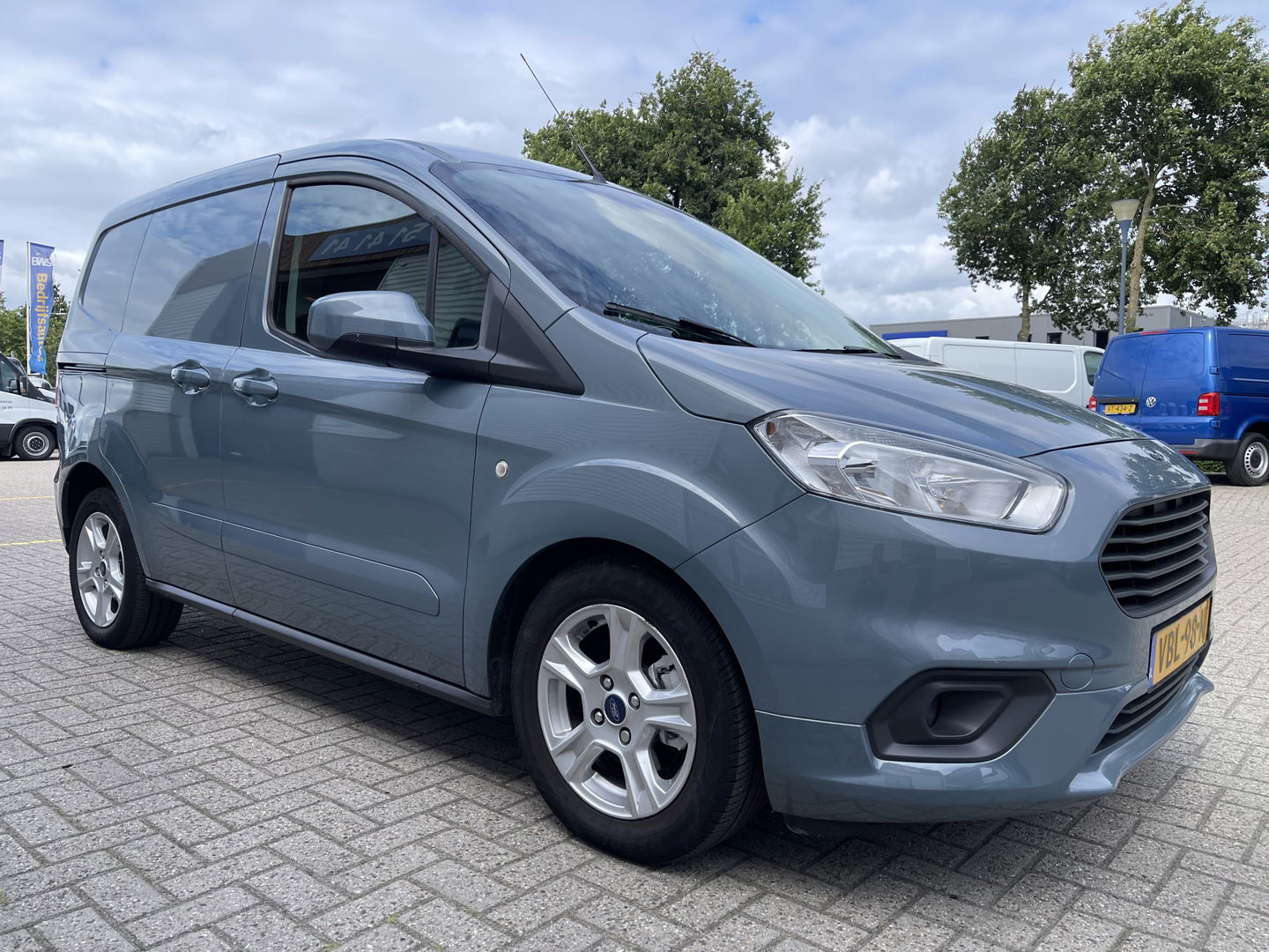 Ford Transit Courier 1.5 TDCI Limited / euro 6 diesel / bpm vrij / vaste prijs rijklaar € 8.950 ex btw / airco / cruise / navigatie / grijs blauw metallic / parkeersensoren achter !