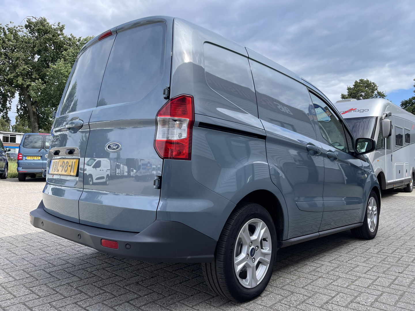 Ford Transit Courier 1.5 TDCI Limited / euro 6 diesel / bpm vrij / vaste prijs rijklaar € 8.950 ex btw / airco / cruise / navigatie / grijs blauw metallic / parkeersensoren achter !
