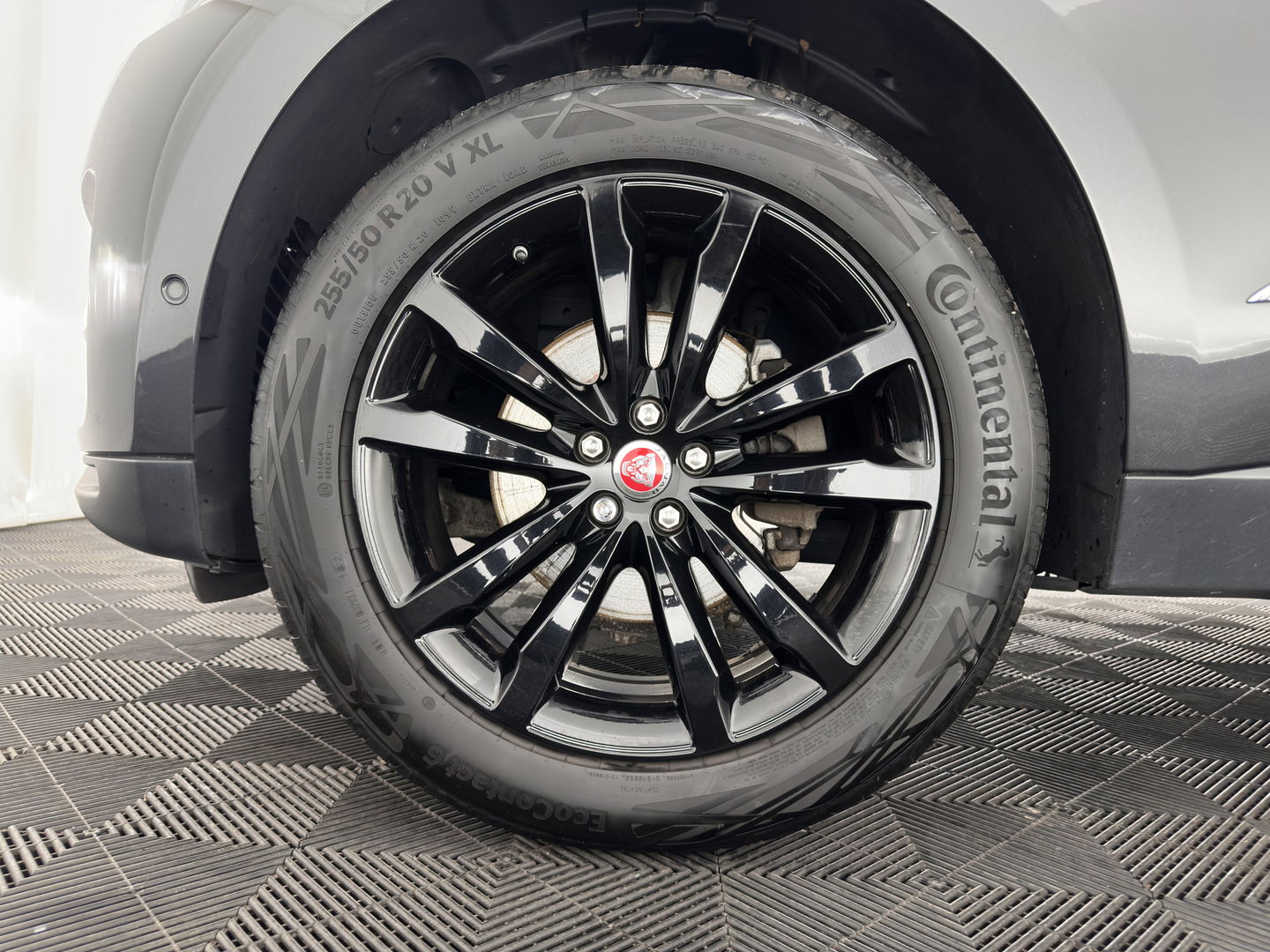 Jaguar F-Pace 2.0 Portfolio Black-line AWD 25d (INCL-BTW) Aut. *PANO | HEAD-UP | LEATHER | BLIND-SPOT | MERIDIAN-SOUND | HEATED-SPORTSEATS | NAVI-FULLMAP | KEYLESS | CAMERA | ECC | CARPLAY | SHIFT-PADDLES | PDC | LANE-ASSIST | ...