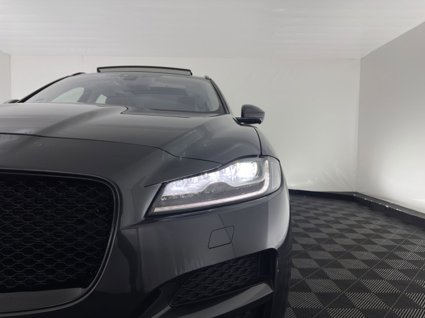 Jaguar F-Pace 2.0 Portfolio Black-line AWD 25d (INCL-BTW) Aut. *PANO | HEAD-UP | LEATHER | BLIND-SPOT | MERIDIAN-SOUND | HEATED-SPORTSEATS | NAVI-FULLMAP | KEYLESS | CAMERA | ECC | CARPLAY | SHIFT-PADDLES | PDC | LANE-ASSIST | ...