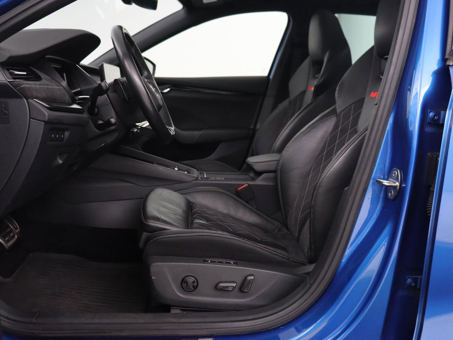 Škoda Octavia 1.4 TSI RS iV PHEV Business | Panoramadak | Head-Up | Leder/Alcantara | Stoelverwarming | Memory | Camera | Carplay | Matrix LED | Achterbankverwarming | Adaptive cruise | Plug In