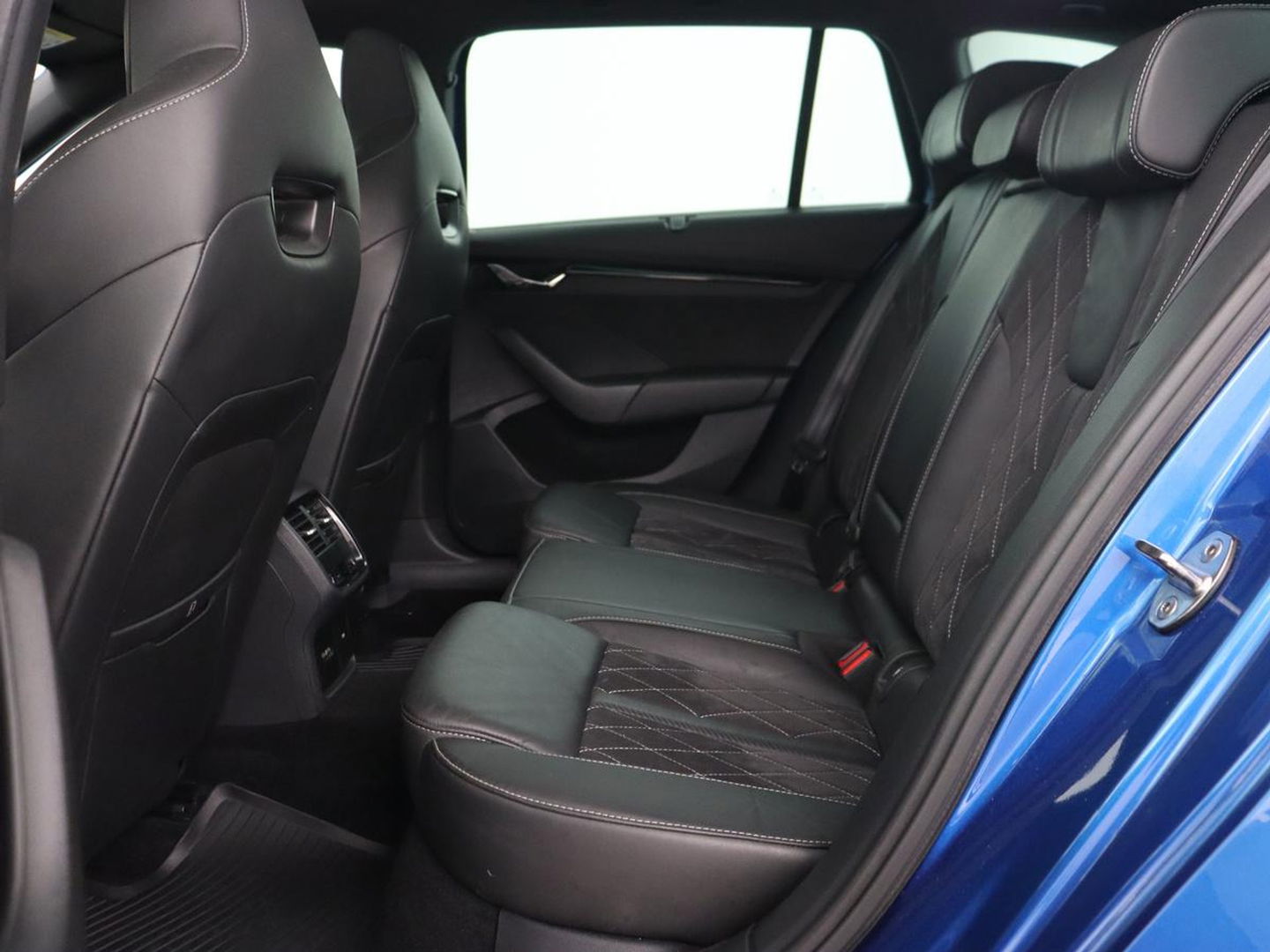 Škoda Octavia 1.4 TSI RS iV PHEV Business | Panoramadak | Head-Up | Leder/Alcantara | Stoelverwarming | Memory | Camera | Carplay | Matrix LED | Achterbankverwarming | Adaptive cruise | Plug In