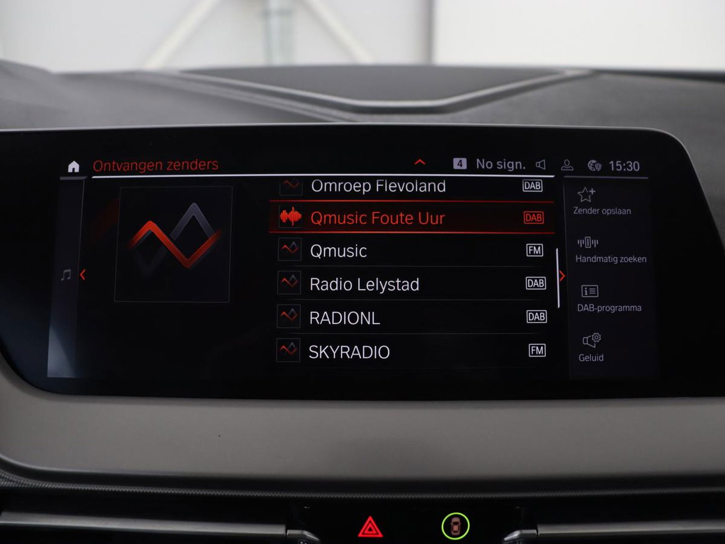 BMW 1-serie 120i Business Edition Plus | Leder | Sportstoelen | Carplay | Stoelverwarming | Live Cockpit | Parkeerhulp | Climate control | Bluetooth | Cruise control