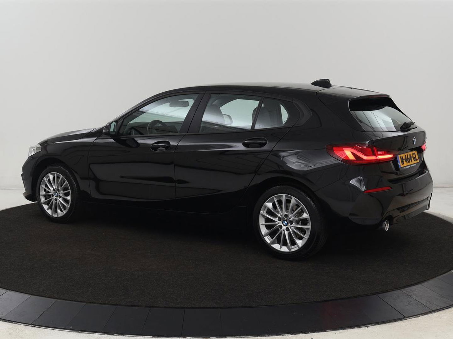 BMW 1-serie 120i Business Edition Plus | Leder | Sportstoelen | Carplay | Stoelverwarming | Live Cockpit | Parkeerhulp | Climate control | Bluetooth | Cruise control