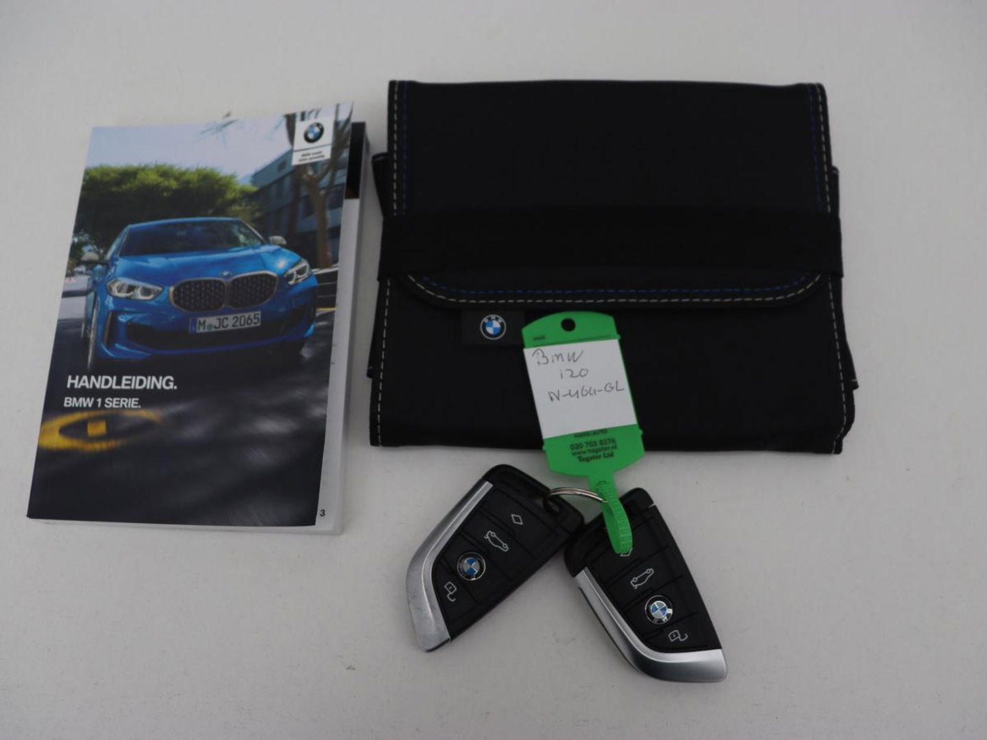 BMW 1-serie 120i Business Edition Plus | Leder | Sportstoelen | Carplay | Stoelverwarming | Live Cockpit | Parkeerhulp | Climate control | Bluetooth | Cruise control