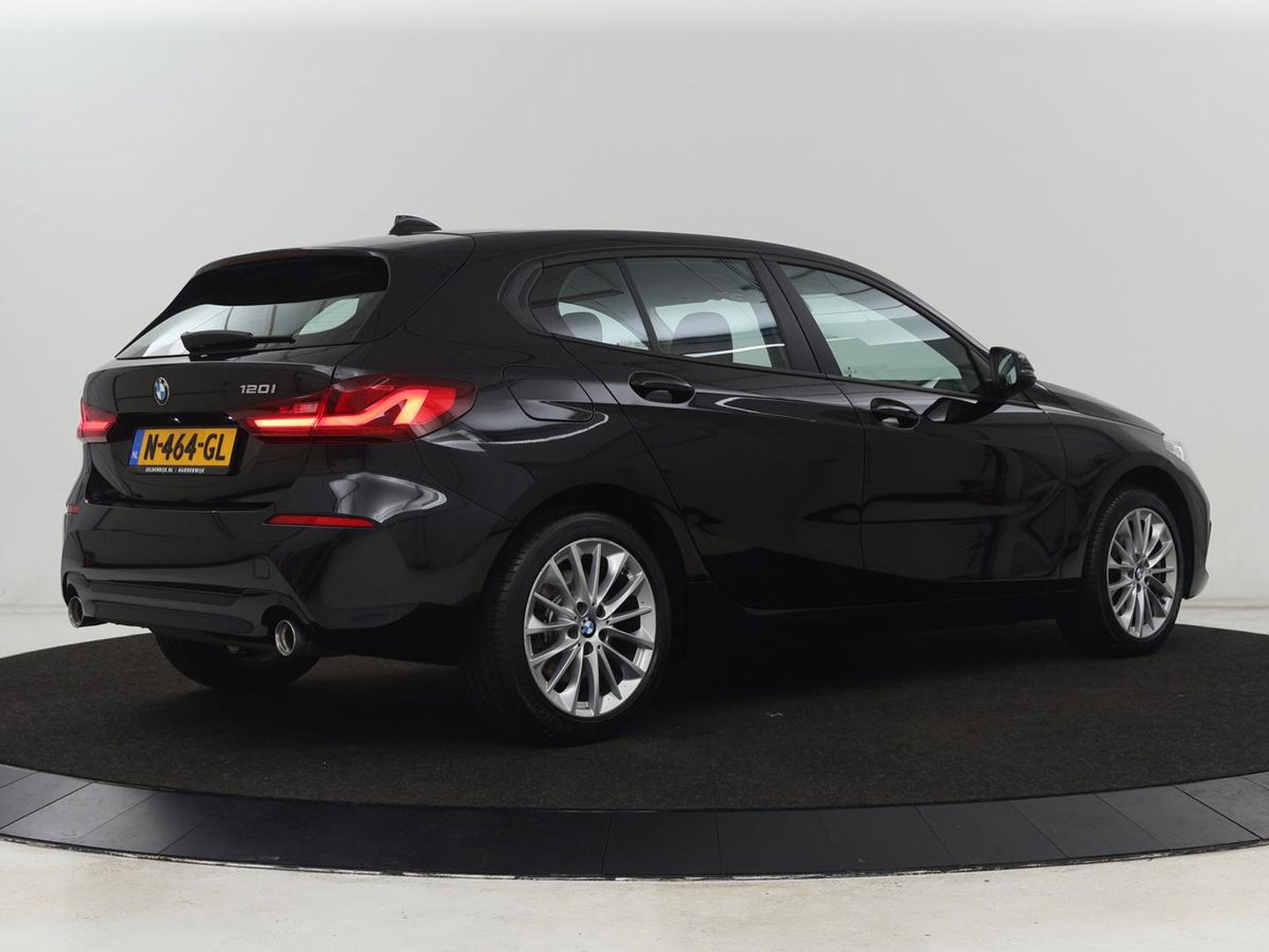 BMW 1-serie 120i Business Edition Plus | Leder | Sportstoelen | Carplay | Stoelverwarming | Live Cockpit | Parkeerhulp | Climate control | Bluetooth | Cruise control