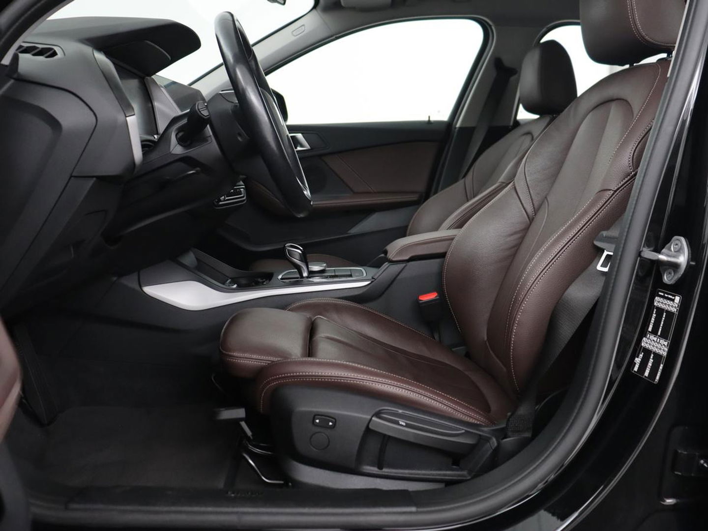 BMW 1-serie 120i Business Edition Plus | Leder | Sportstoelen | Carplay | Stoelverwarming | Live Cockpit | Parkeerhulp | Climate control | Bluetooth | Cruise control