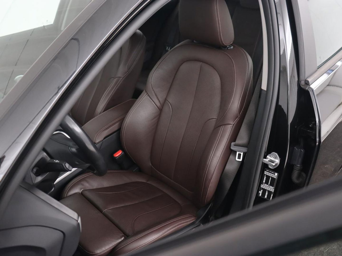 BMW 1-serie 120i Business Edition Plus | Leder | Sportstoelen | Carplay | Stoelverwarming | Live Cockpit | Parkeerhulp | Climate control | Bluetooth | Cruise control