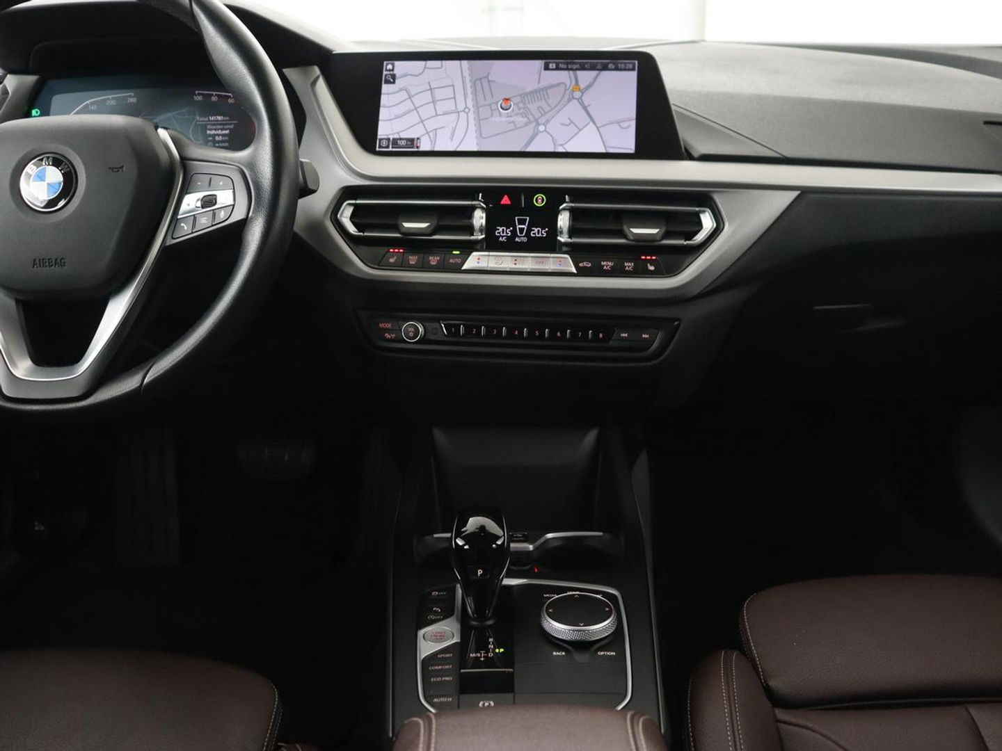 BMW 1-serie 120i Business Edition Plus | Leder | Sportstoelen | Carplay | Stoelverwarming | Live Cockpit | Parkeerhulp | Climate control | Bluetooth | Cruise control