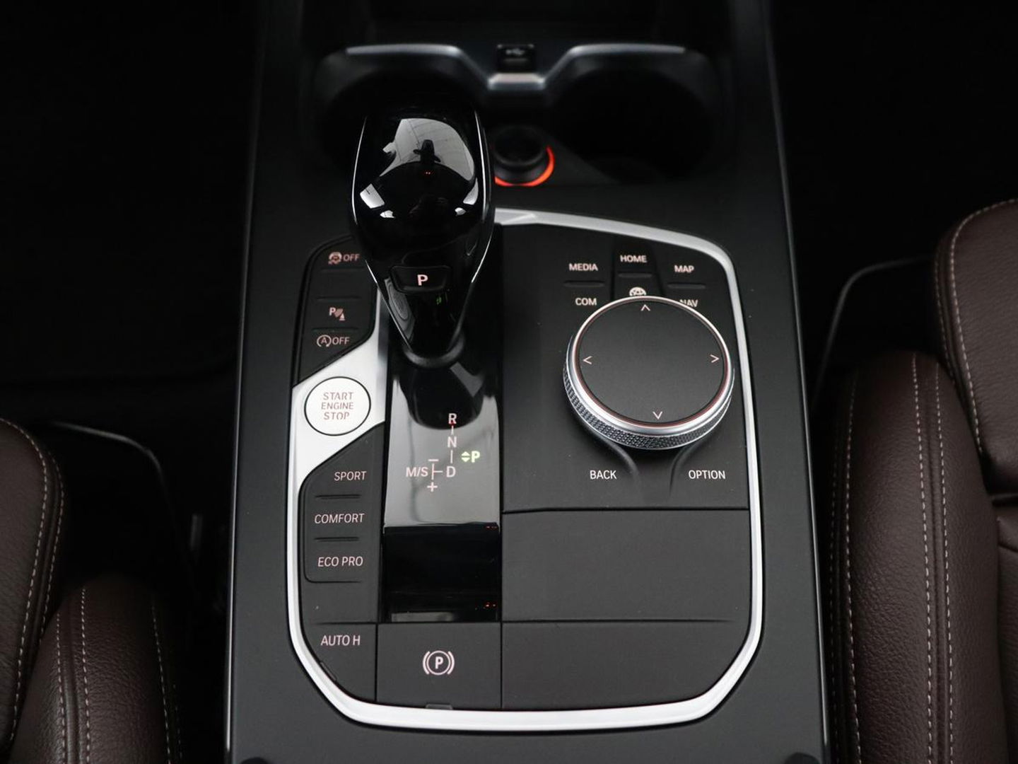 BMW 1-serie 120i Business Edition Plus | Leder | Sportstoelen | Carplay | Stoelverwarming | Live Cockpit | Parkeerhulp | Climate control | Bluetooth | Cruise control