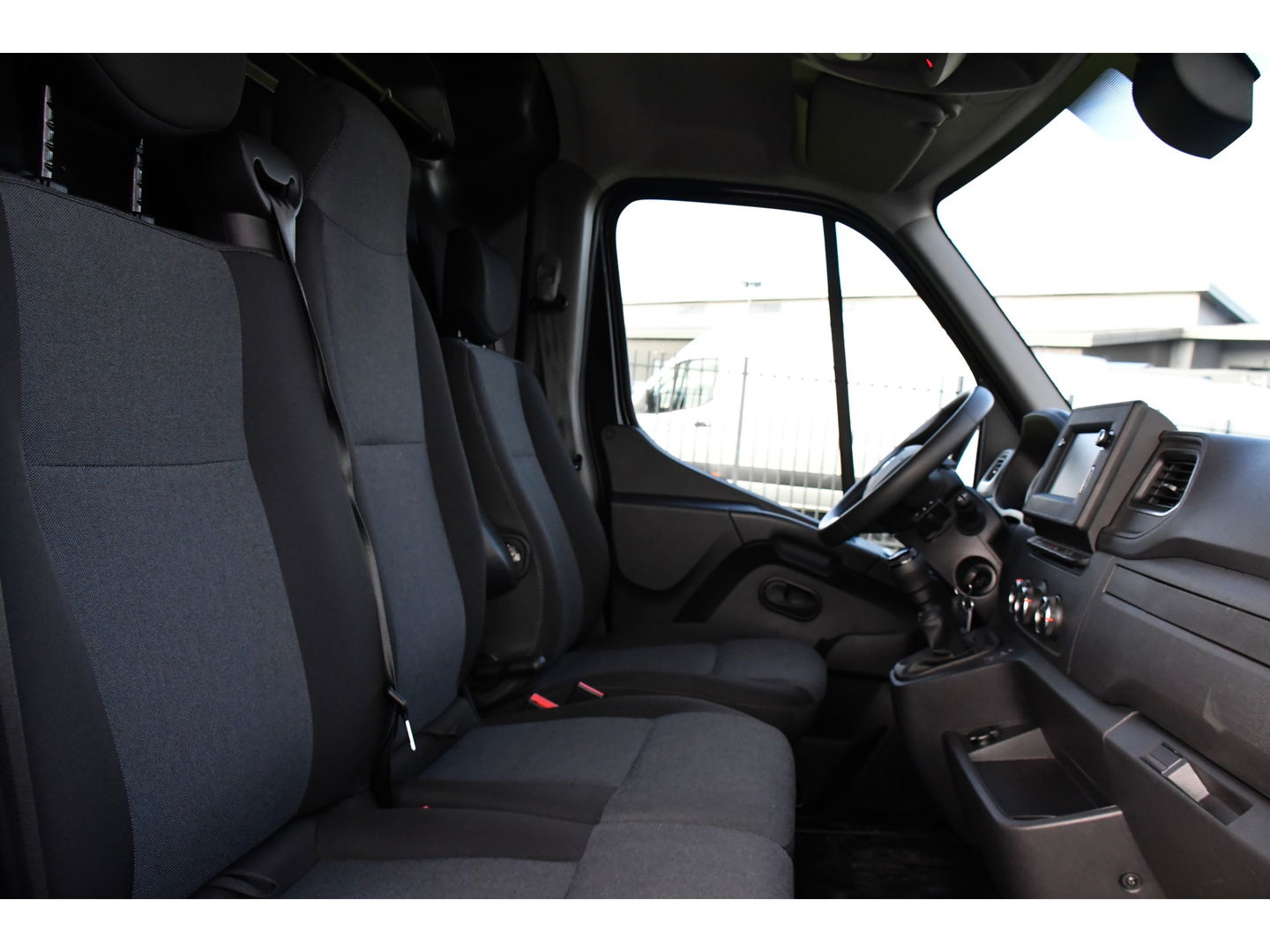Renault Master T35 2.3 dCi 180 L3H2 Black Edition Camera, 180pk, Cruise, Carplay, Multimedia, Trekhaak, Sensoren, NAVI, Uniek!