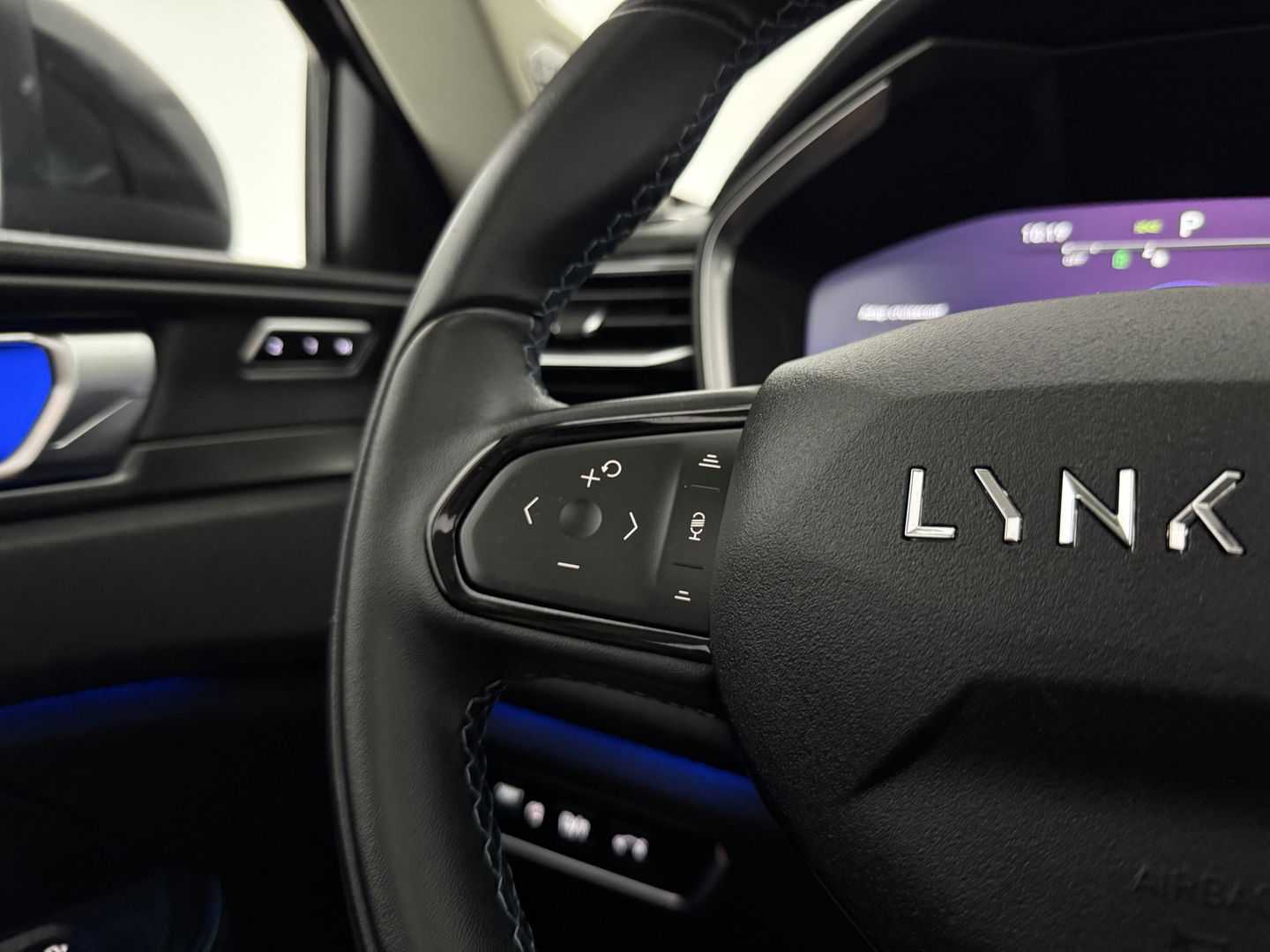 Lynk Co 01 1.5 Black Edition | SOH 94% | Pano | Trekh. | Memory | 360° | Sfeer | Virtual | Carplay | Adap. Cruise