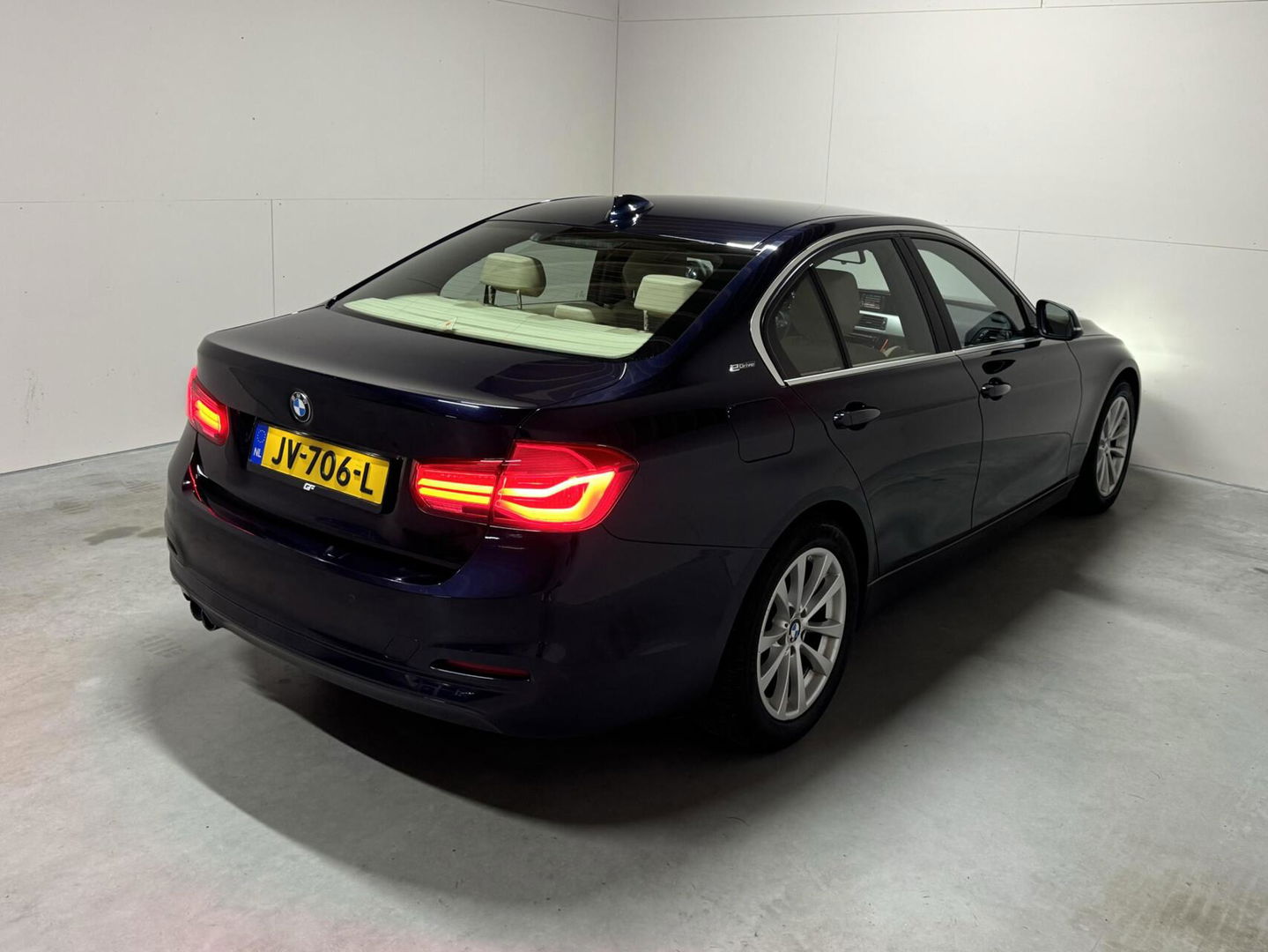 BMW 3 Serie 330e M-Sport Leer Navi Cruise PDC NAP