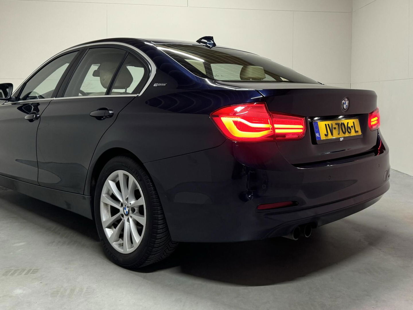 BMW 3 Serie 330e M-Sport Leer Navi Cruise PDC NAP