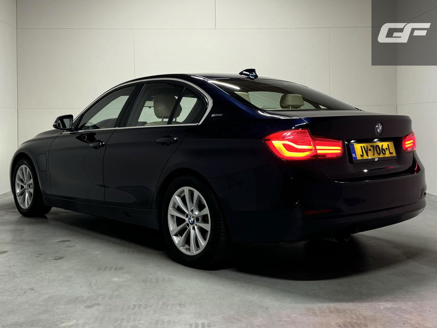 BMW 3 Serie 330e M-Sport Leer Navi Cruise PDC NAP