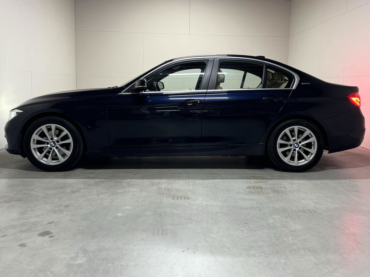 BMW 3 Serie 330e M-Sport Leer Navi Cruise PDC NAP