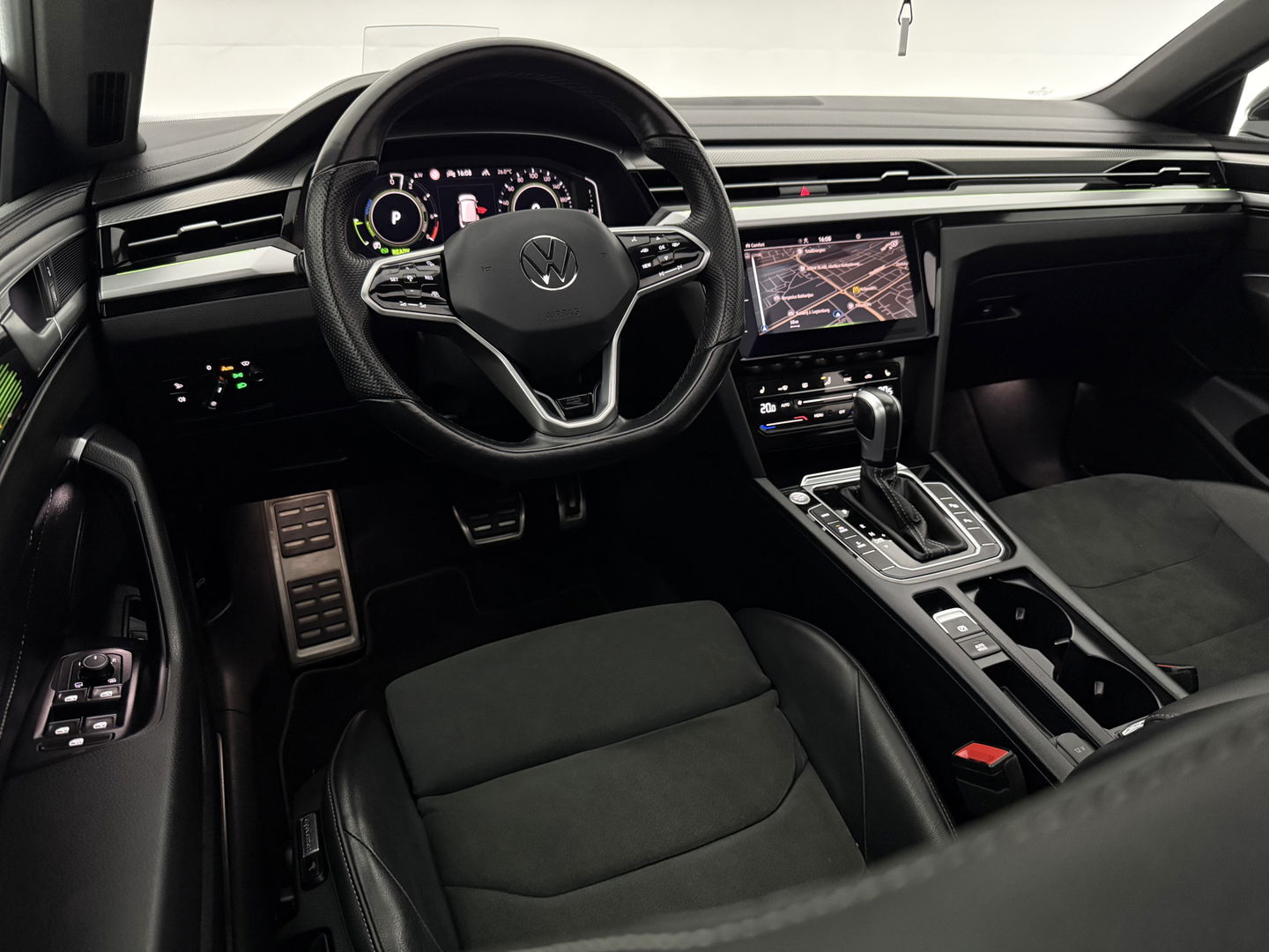 Volkswagen Arteon Shooting Brake 1.4 TSI eHybrid 293PK R-Line | Pano | Sfeer | HuD | Virtual | Trekh. | Massage | Carplay | Camera