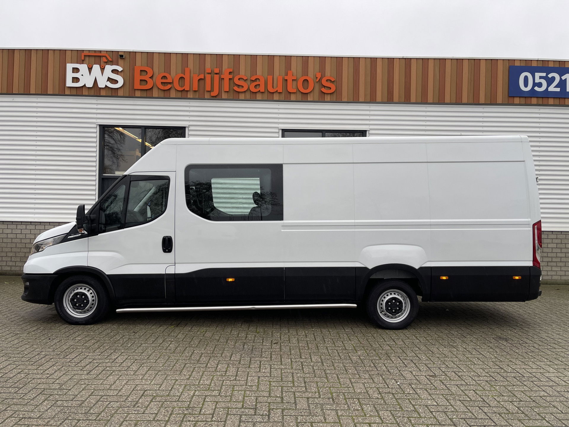 Iveco Daily 35S14V 2.3 410 L4H2 automaat / dubbel cabine 7 persoons / vaste prijs rijklaar € 29.950 ex btw / lease €/ cruise en climate control / trekhaak 3500 kg / euro 6 / bpm vrij