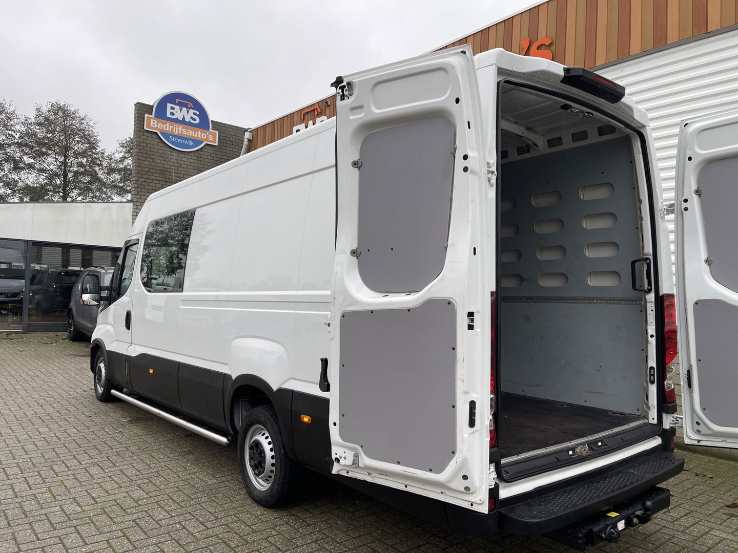 Iveco Daily 35S14V 2.3 410 L4H2 automaat / dubbel cabine 7 persoons / vaste prijs rijklaar € 29.950 ex btw / lease €/ cruise en climate control / trekhaak 3500 kg / euro 6 / bpm vrij