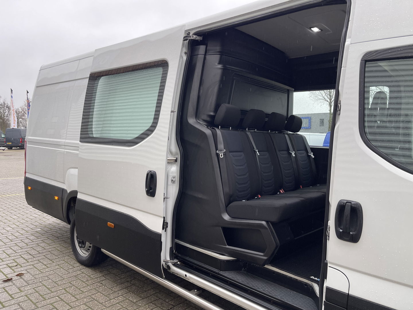 Iveco Daily 35S14V 2.3 410 L4H2 automaat / dubbel cabine 7 persoons / vaste prijs rijklaar € 29.950 ex btw / lease €/ cruise en climate control / trekhaak 3500 kg / euro 6 / bpm vrij