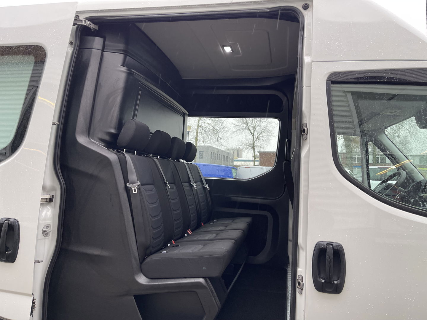 Iveco Daily 35S14V 2.3 410 L4H2 automaat / dubbel cabine 7 persoons / vaste prijs rijklaar € 29.950 ex btw / lease €/ cruise en climate control / trekhaak 3500 kg / euro 6 / bpm vrij