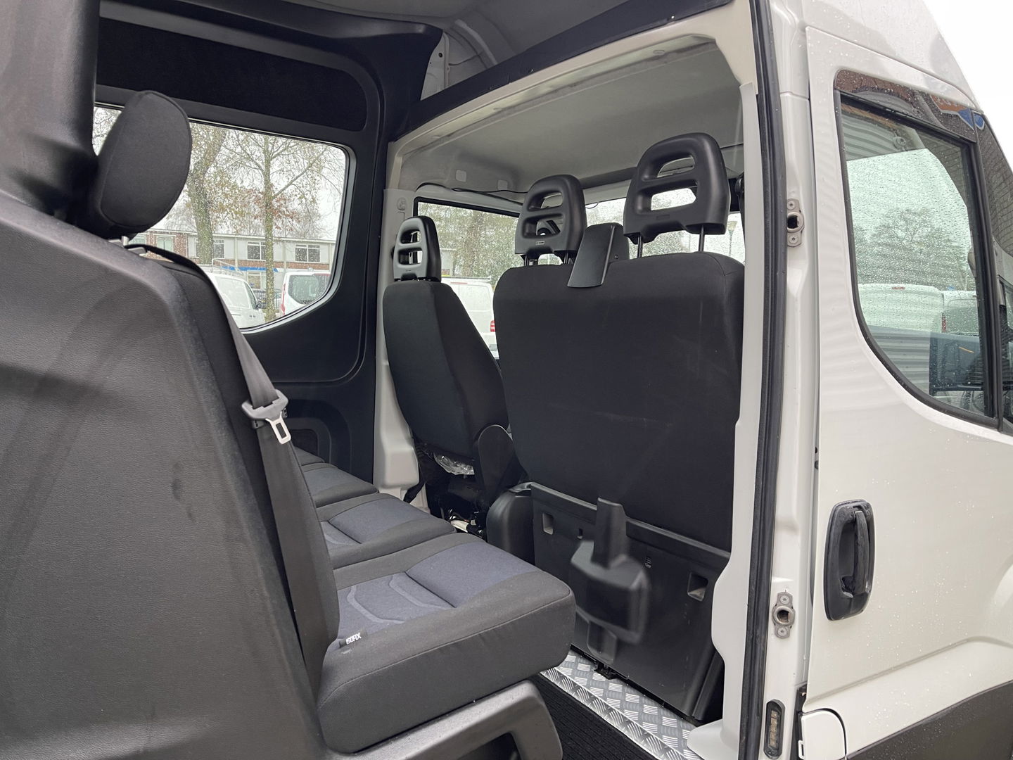 Iveco Daily 35S14V 2.3 410 L4H2 automaat / dubbel cabine 7 persoons / vaste prijs rijklaar € 29.950 ex btw / lease €/ cruise en climate control / trekhaak 3500 kg / euro 6 / bpm vrij