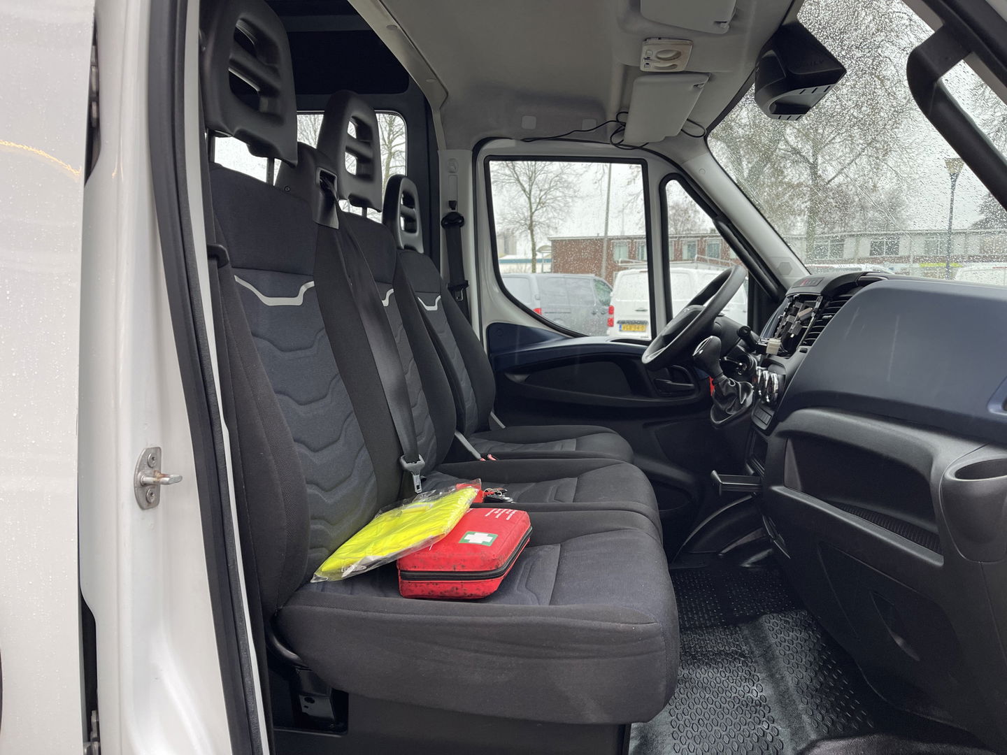 Iveco Daily 35S14V 2.3 410 L4H2 automaat / dubbel cabine 7 persoons / vaste prijs rijklaar € 29.950 ex btw / lease €/ cruise en climate control / trekhaak 3500 kg / euro 6 / bpm vrij