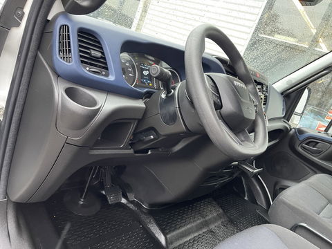 Iveco Daily 35S14V 2.3 410 L4H2 automaat / dubbel cabine 7 persoons / vaste prijs rijklaar € 29.950 ex btw / lease €/ cruise en climate control / trekhaak 3500 kg / euro 6 / bpm vrij