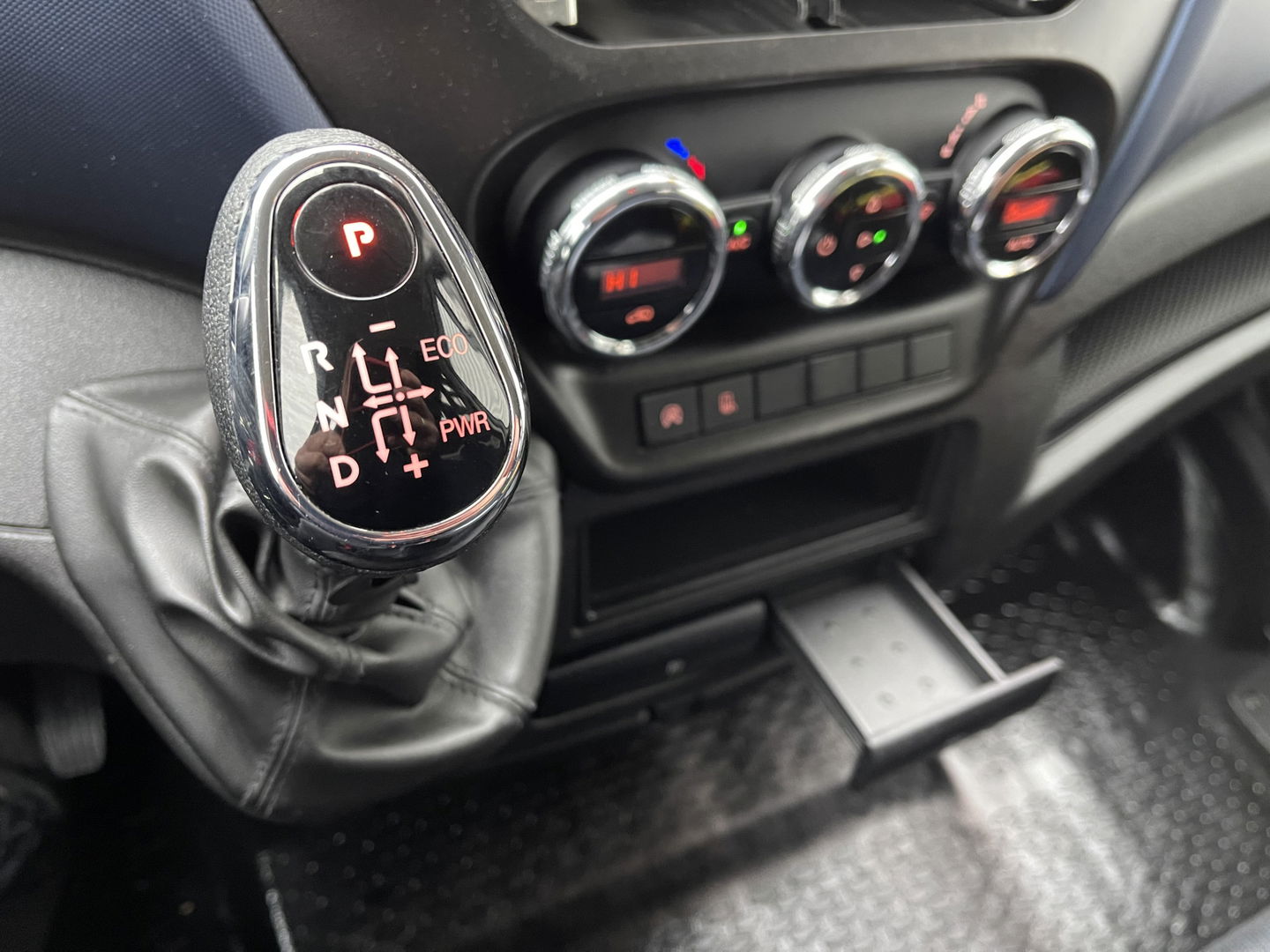 Iveco Daily 35S14V 2.3 410 L4H2 automaat / dubbel cabine 7 persoons / vaste prijs rijklaar € 29.950 ex btw / lease €/ cruise en climate control / trekhaak 3500 kg / euro 6 / bpm vrij