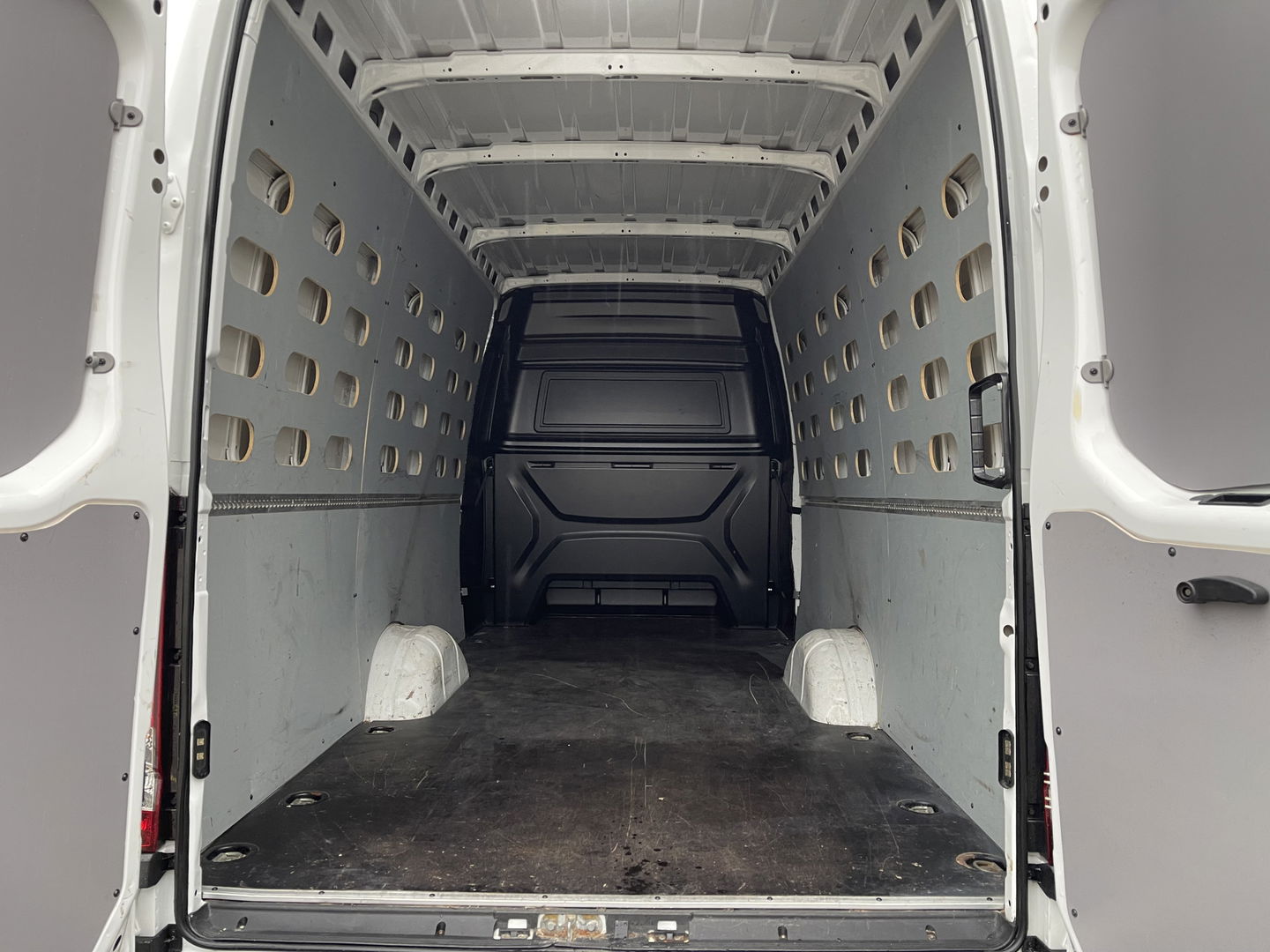 Iveco Daily 35S14V 2.3 410 L4H2 automaat / dubbel cabine 7 persoons / vaste prijs rijklaar € 29.950 ex btw / lease €/ cruise en climate control / trekhaak 3500 kg / euro 6 / bpm vrij