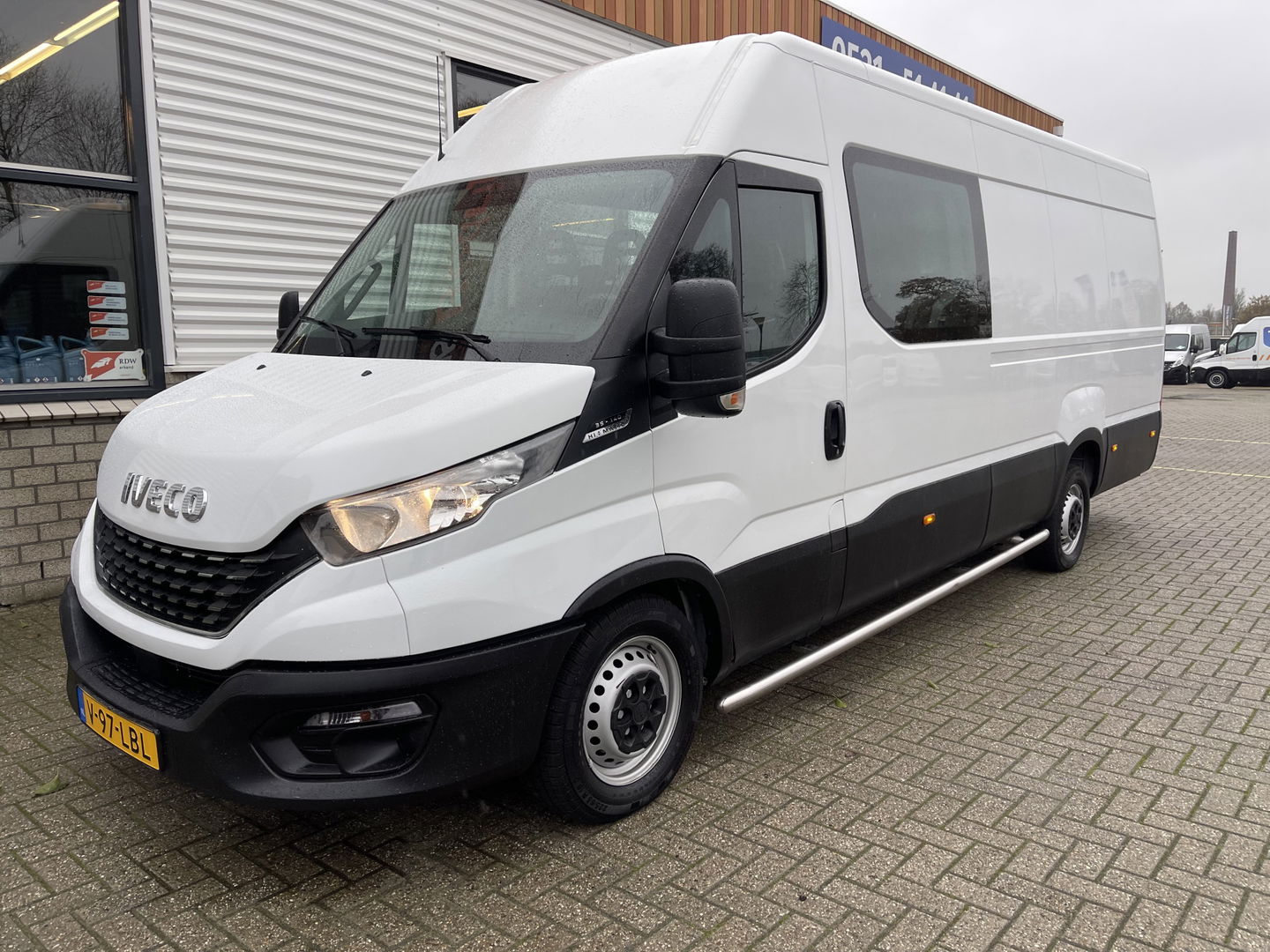 Iveco Daily 35S14V 2.3 410 L4H2 automaat / dubbel cabine 7 persoons / vaste prijs rijklaar € 29.950 ex btw / lease €/ cruise en climate control / trekhaak 3500 kg / euro 6 / bpm vrij