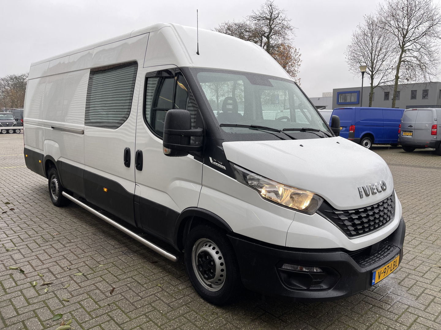 Iveco Daily 35S14V 2.3 410 L4H2 automaat / dubbel cabine 7 persoons / vaste prijs rijklaar € 29.950 ex btw / lease €/ cruise en climate control / trekhaak 3500 kg / euro 6 / bpm vrij