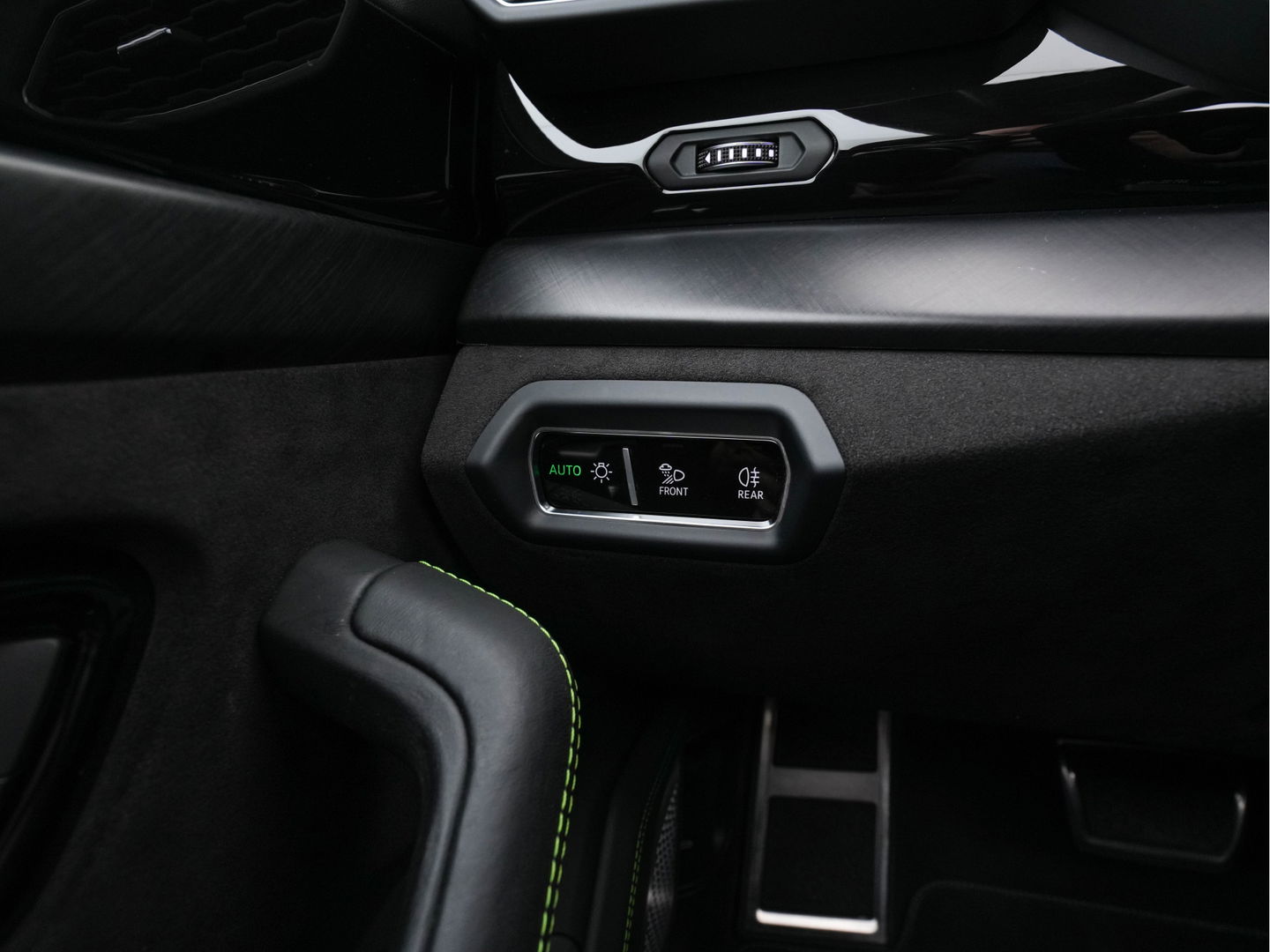 Lamborghini Urus 4.0 V8 Pearl Capsule (INCL.BTW) *CERAMIC-BRAKES | PANO | HEAD-UP | SOFT-CLOSE | LEATHER-ALCANTARA | FULL-LED | NIGHT-VISION | BANG&OLUFSEN | MEMORY-PACK | HEATED-SPORTSEATS | TOP-VIEW | ADAPTIVE-CRUISE | BLIND-SP