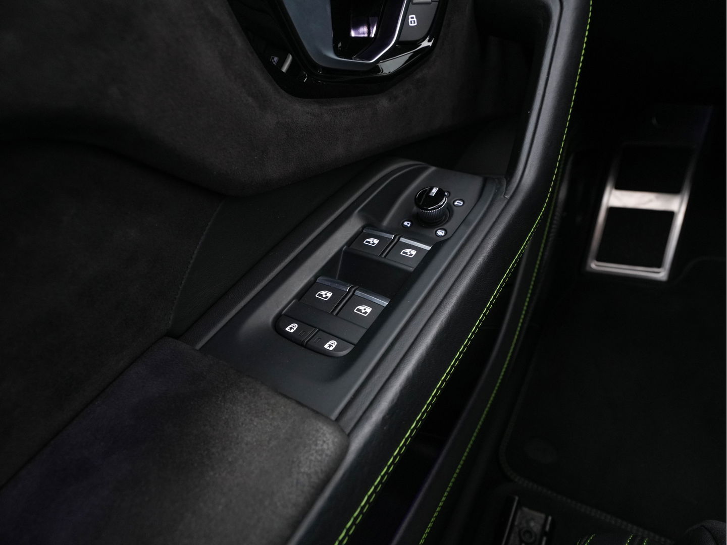 Lamborghini Urus 4.0 V8 Pearl Capsule (INCL.BTW) *CERAMIC-BRAKES | PANO | HEAD-UP | SOFT-CLOSE | LEATHER-ALCANTARA | FULL-LED | NIGHT-VISION | BANG&OLUFSEN | MEMORY-PACK | HEATED-SPORTSEATS | TOP-VIEW | ADAPTIVE-CRUISE | BLIND-SP