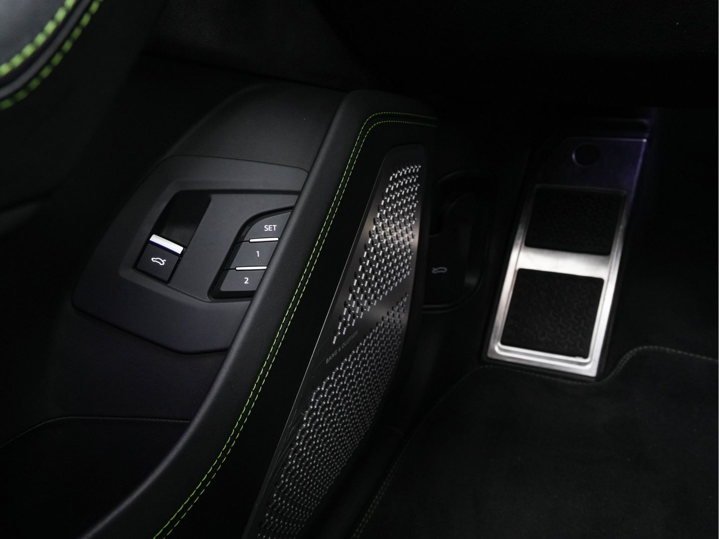 Lamborghini Urus 4.0 V8 Pearl Capsule (INCL.BTW) *CERAMIC-BRAKES | PANO | HEAD-UP | SOFT-CLOSE | LEATHER-ALCANTARA | FULL-LED | NIGHT-VISION | BANG&OLUFSEN | MEMORY-PACK | HEATED-SPORTSEATS | TOP-VIEW | ADAPTIVE-CRUISE | BLIND-SP