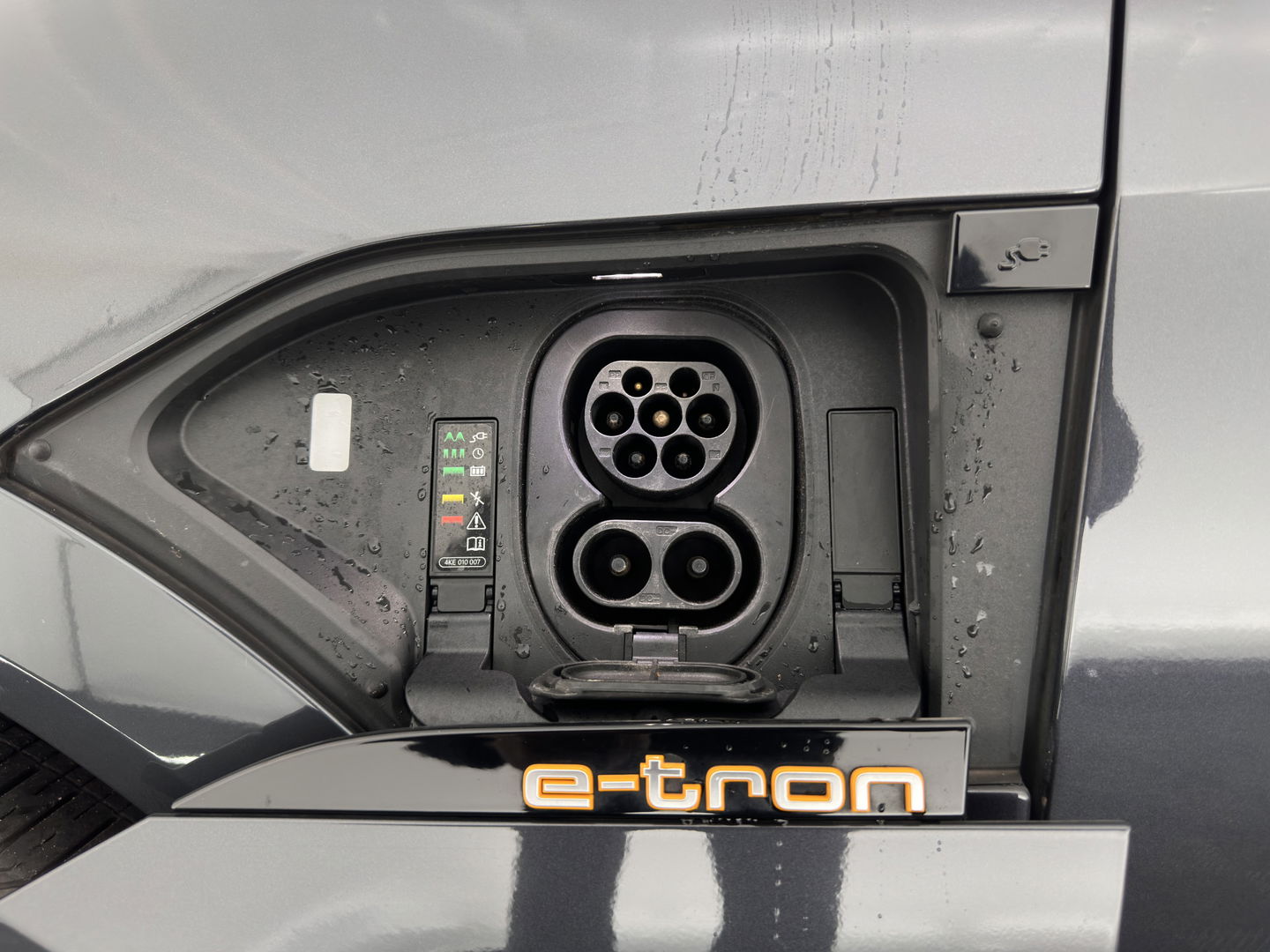 Audi e-tron 55 quattro Business edition Plus 95 kWh [ 3-Fase ] {SOH-88%} (INCL-BTW) *PANO | LUXURY-LEATHER | ADAPTIVE-CRUISE | FULL-LED | DIGI-COCKPIT | KEYLESS | MEMORY-PACK | CAMERA | NAVI-FULLMAP | SHIFT-PADDLES | DAB+ | COMFORT-SEATS | 20''ALU*