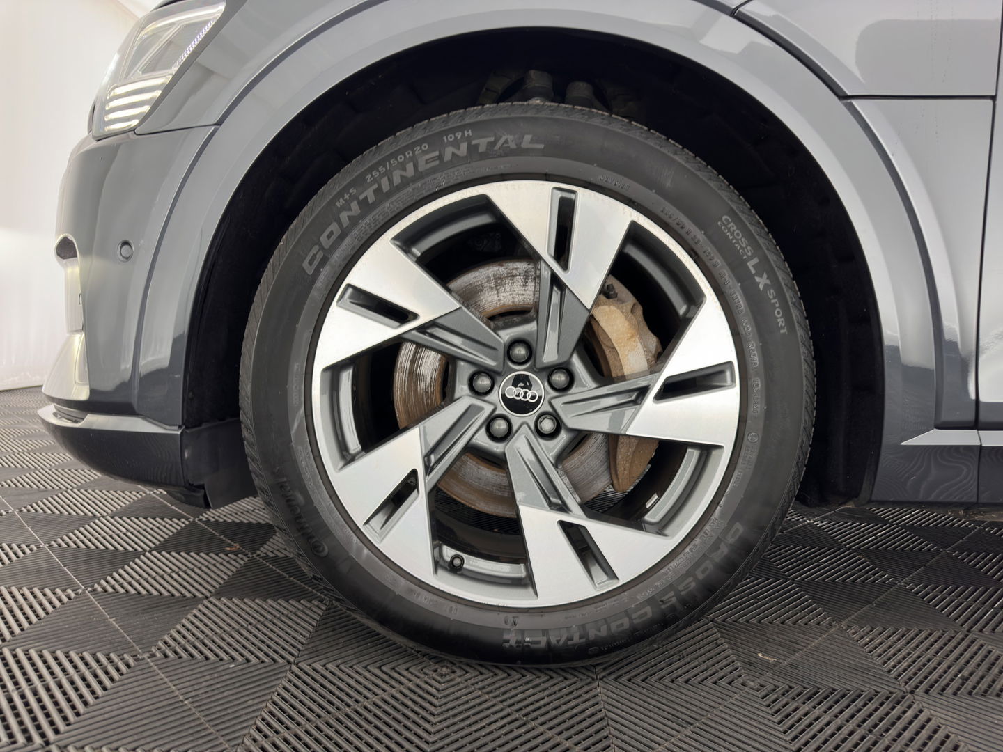 Audi e-tron 55 quattro Business edition Plus 95 kWh [ 3-Fase ] {SOH-88%} (INCL-BTW) *PANO | LUXURY-LEATHER | ADAPTIVE-CRUISE | FULL-LED | DIGI-COCKPIT | KEYLESS | MEMORY-PACK | CAMERA | NAVI-FULLMAP | SHIFT-PADDLES | DAB+ | COMFORT-SEATS | 20''ALU*