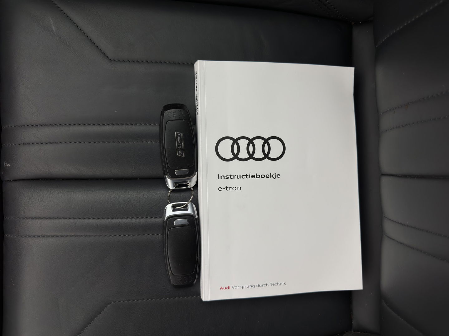 Audi e-tron 55 quattro Business edition Plus 95 kWh [ 3-Fase ] {SOH-88%} (INCL-BTW) *PANO | LUXURY-LEATHER | ADAPTIVE-CRUISE | FULL-LED | DIGI-COCKPIT | KEYLESS | MEMORY-PACK | CAMERA | NAVI-FULLMAP | SHIFT-PADDLES | DAB+ | COMFORT-SEATS | 20''ALU*