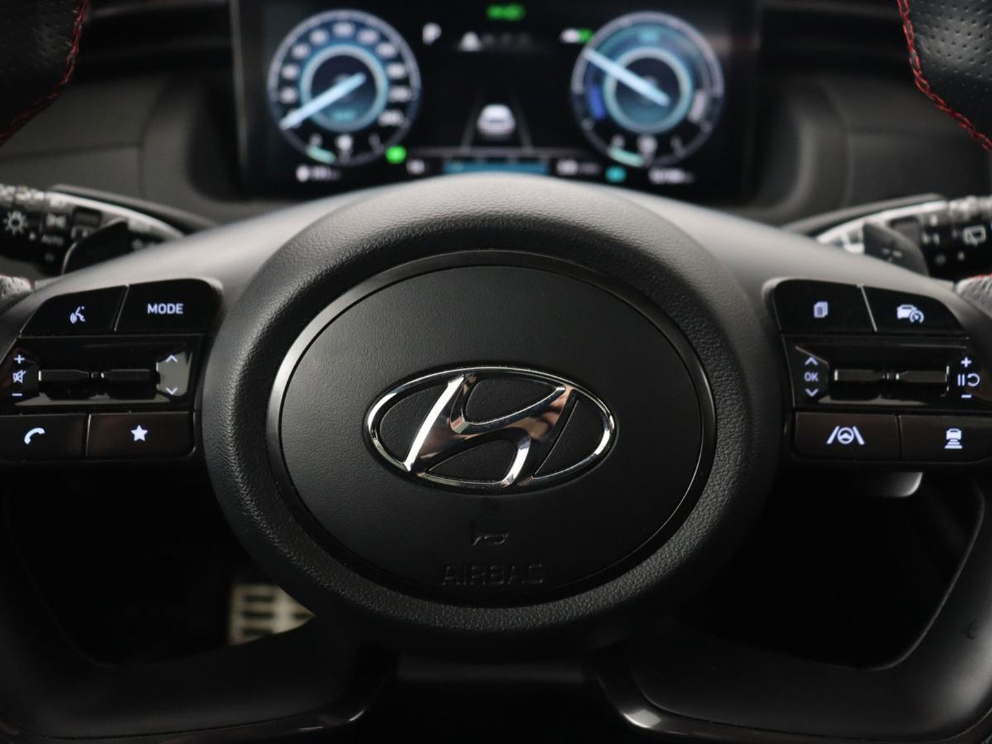 Hyundai Tucson 1.6 T-GDI PHEV N Line Sky 4WD | Panoramadak | Leder/Alcantara | Stoelverwarming | Camera | Carplay | Stuurverwarming | Keyless | Full LED | Navigatie | 19'' lichtmetalen velgen | Plug In