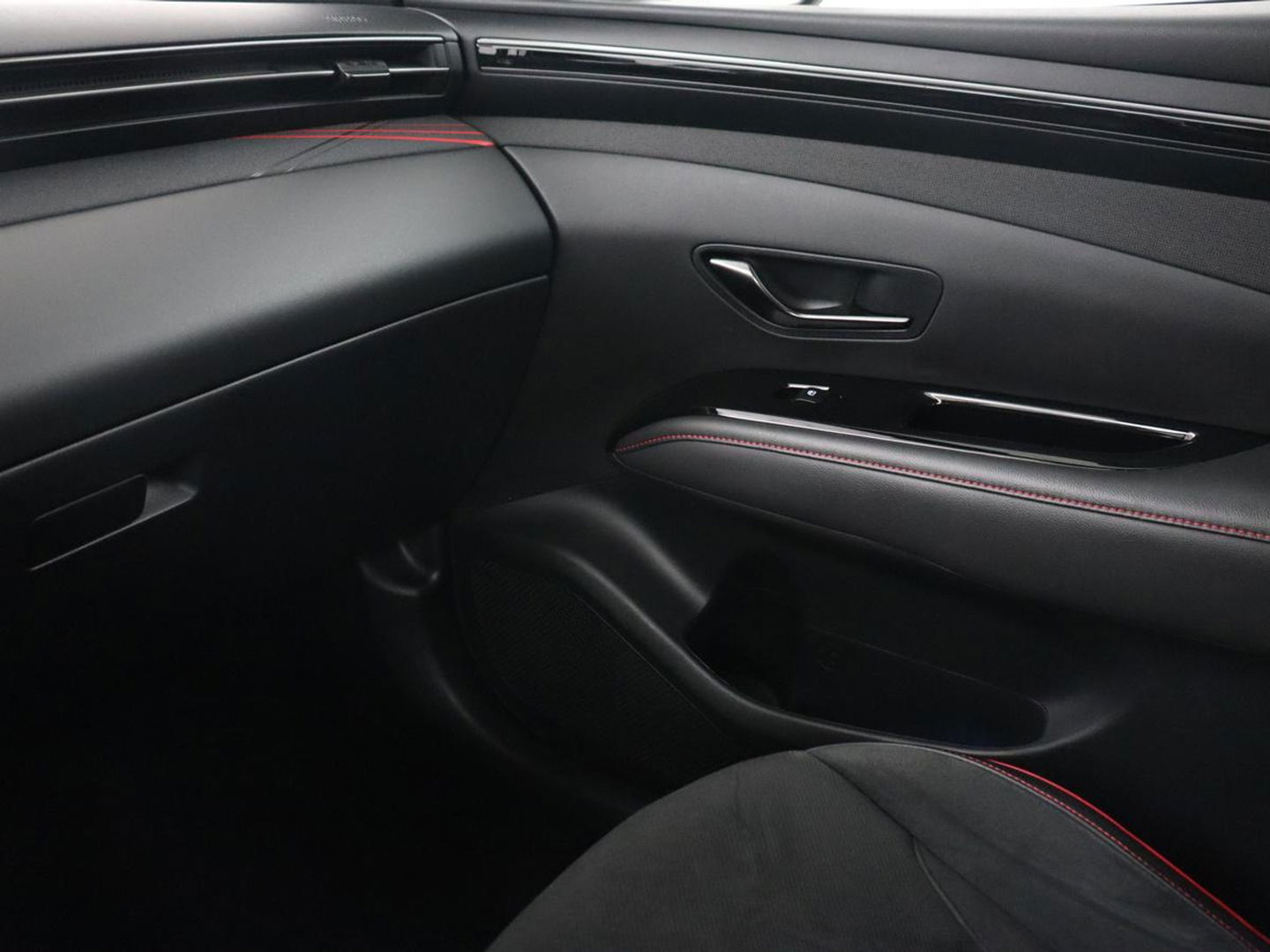 Hyundai Tucson 1.6 T-GDI PHEV N Line Sky 4WD | Panoramadak | Leder/Alcantara | Stoelverwarming | Camera | Carplay | Stuurverwarming | Keyless | Full LED | Navigatie | 19'' lichtmetalen velgen | Plug In