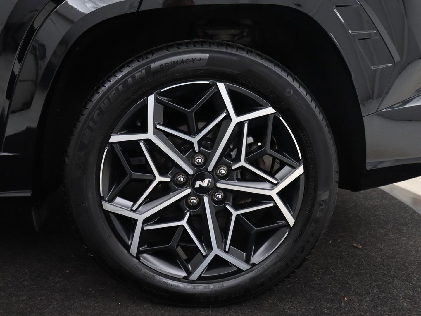 Hyundai Tucson 1.6 T-GDI PHEV N Line Sky 4WD | Panoramadak | Leder/Alcantara | Stoelverwarming | Camera | Carplay | Stuurverwarming | Keyless | Full LED | Navigatie | 19'' lichtmetalen velgen | Plug In