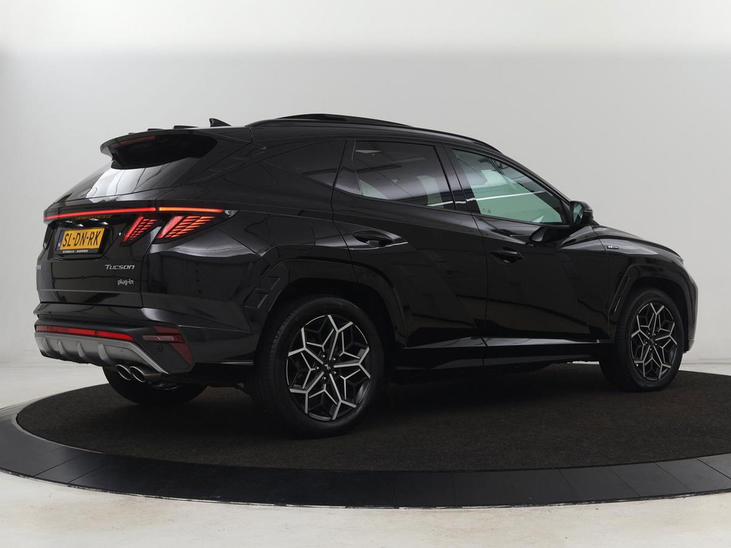 Hyundai Tucson 1.6 T-GDI PHEV N Line Sky 4WD | Panoramadak | Leder/Alcantara | Stoelverwarming | Camera | Carplay | Stuurverwarming | Keyless | Full LED | Navigatie | 19'' lichtmetalen velgen | Plug In