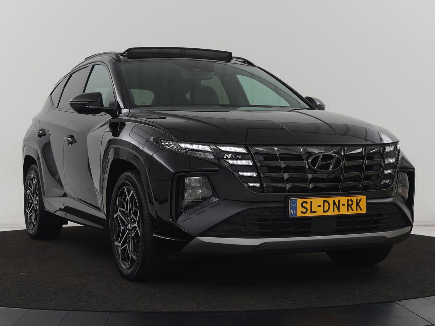 Hyundai Tucson 1.6 T-GDI PHEV N Line Sky 4WD | Panoramadak | Leder/Alcantara | Stoelverwarming | Camera | Carplay | Stuurverwarming | Keyless | Full LED | Navigatie | 19'' lichtmetalen velgen | Plug In