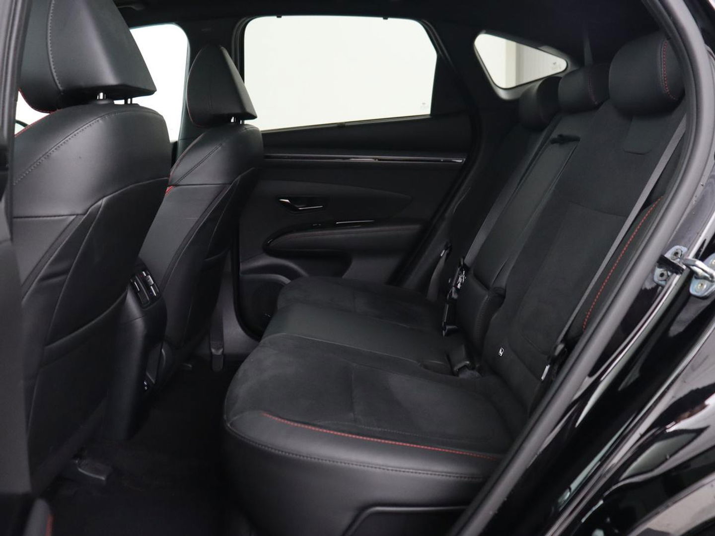 Hyundai Tucson 1.6 T-GDI PHEV N Line Sky 4WD | Panoramadak | Leder/Alcantara | Stoelverwarming | Camera | Carplay | Stuurverwarming | Keyless | Full LED | Navigatie | 19'' lichtmetalen velgen | Plug In