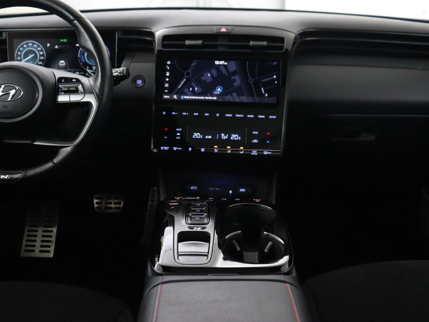 Hyundai Tucson 1.6 T-GDI PHEV N Line Sky 4WD | Panoramadak | Leder/Alcantara | Stoelverwarming | Camera | Carplay | Stuurverwarming | Keyless | Full LED | Navigatie | 19'' lichtmetalen velgen | Plug In