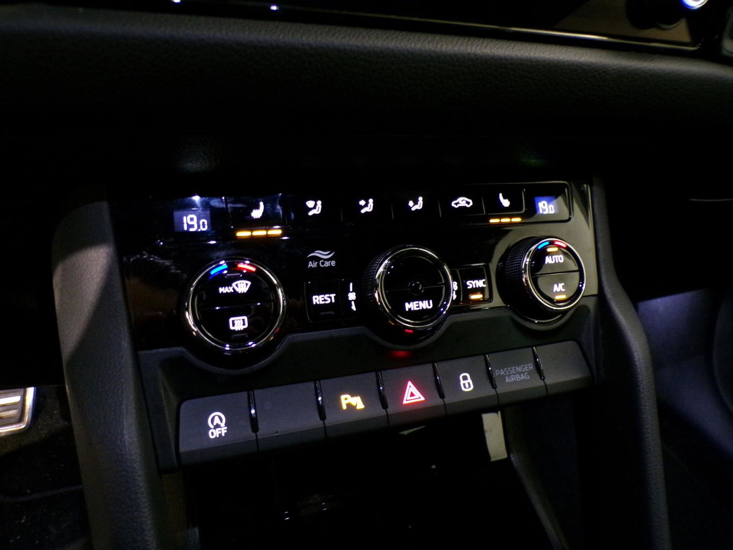 Škoda Kodiaq 1.5 TSI Sportline Business "Origineel NL!" Trekhaak Apple-Carplay Sportstoelen Camera Stoelverwarming Virtual Canton