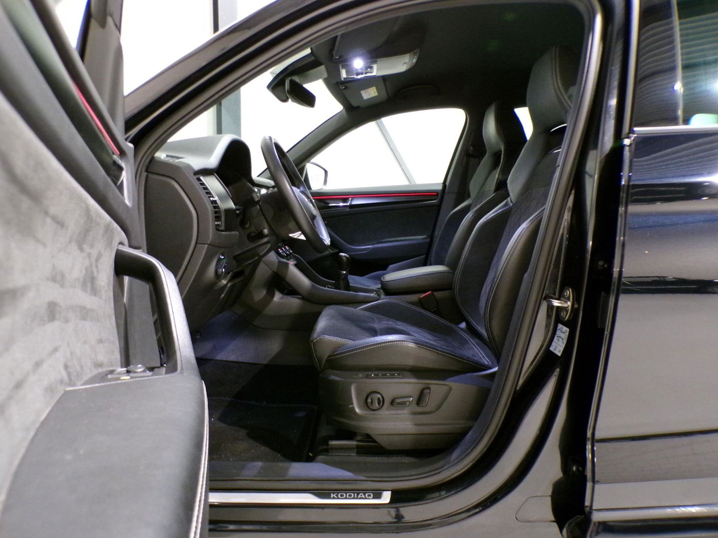 Škoda Kodiaq 1.5 TSI Sportline Business "Origineel NL!" Trekhaak Apple-Carplay Sportstoelen Camera Stoelverwarming Virtual Canton