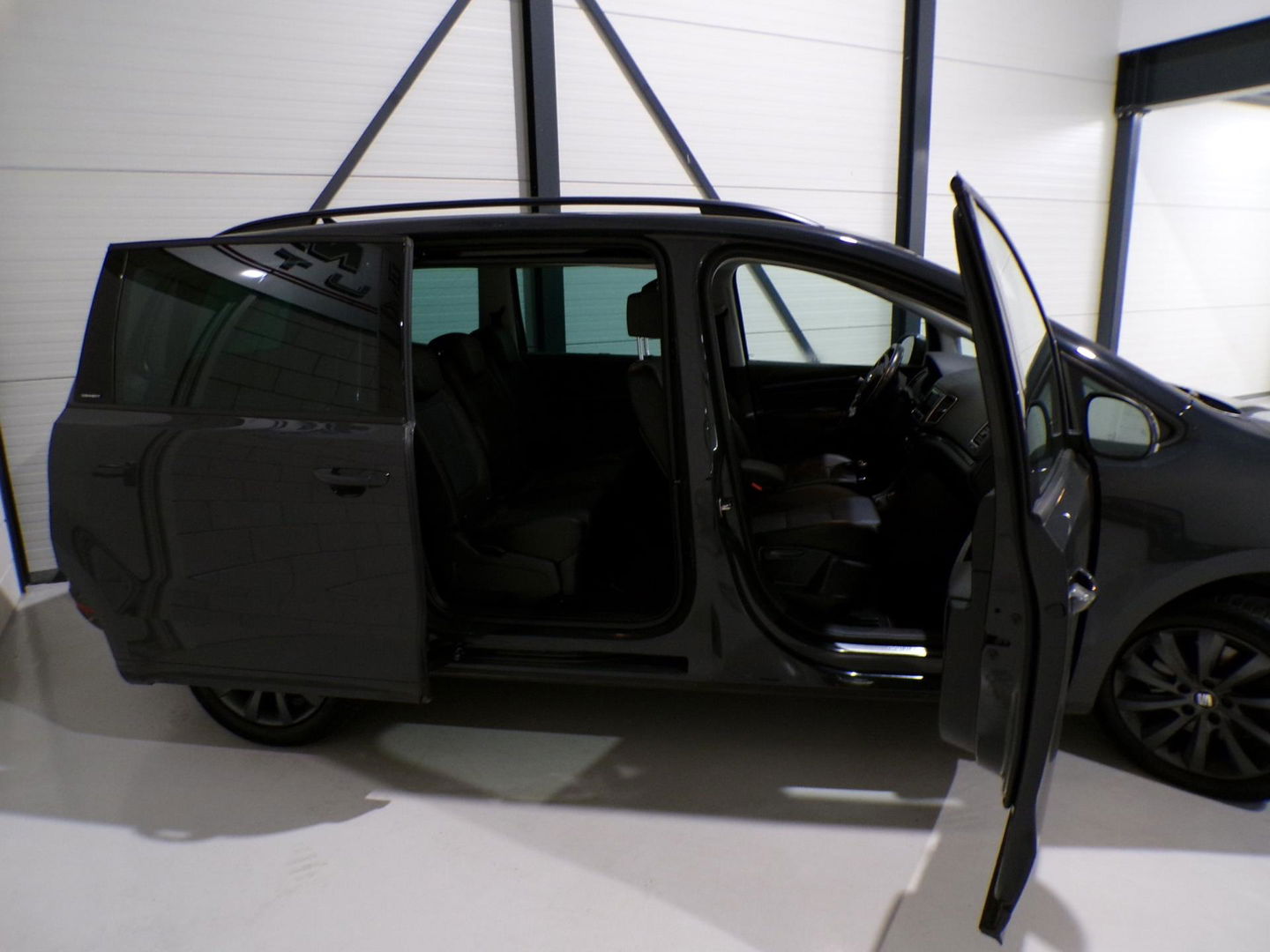 SEAT Alhambra 2.0 TDI Connect 7P "7 Persoons" Trekhaak Apple-Carplay Camera Stoelverwarming Navigatie Elektrische-Deuren Keyless